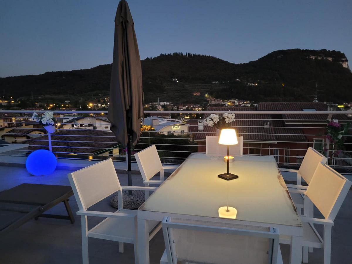 Garda View - Nuovo Appartamento Con Solarium Vista Lago ภายนอก รูปภาพ