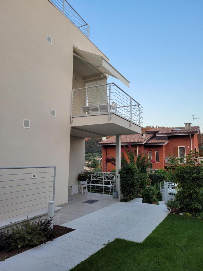 Garda View - Nuovo Appartamento Con Solarium Vista Lago ภายนอก รูปภาพ